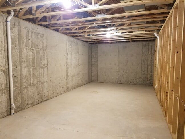 Building Photo - Large 4 Bedroom, 3 Bathroom!