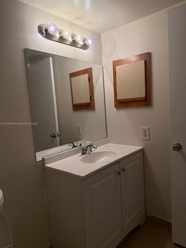 Building Photo - 9999 Summerbreeze Dr