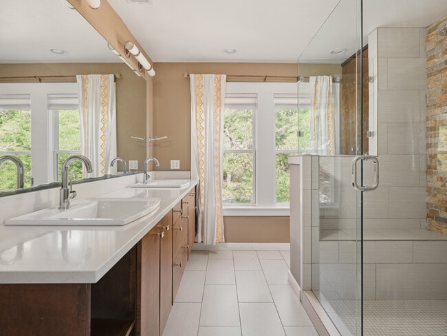 Building Photo - 1705 W 11th St