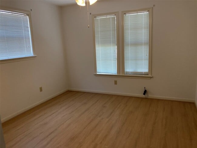 Building Photo - 554 Harbor Dr