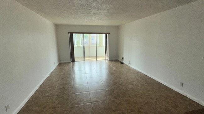 Building Photo - 715 Lori Dr