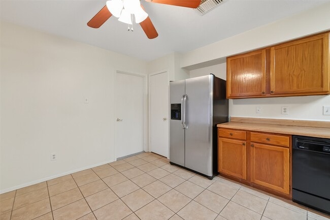 Building Photo - 21623 Crescent Heights St