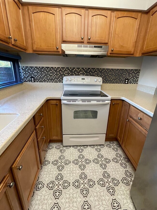 Building Photo - For Lease / Rent