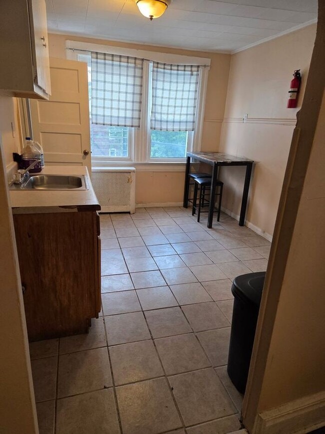 Building Photo - 3rd FL apt with private entrance, off St. parking available, heat included