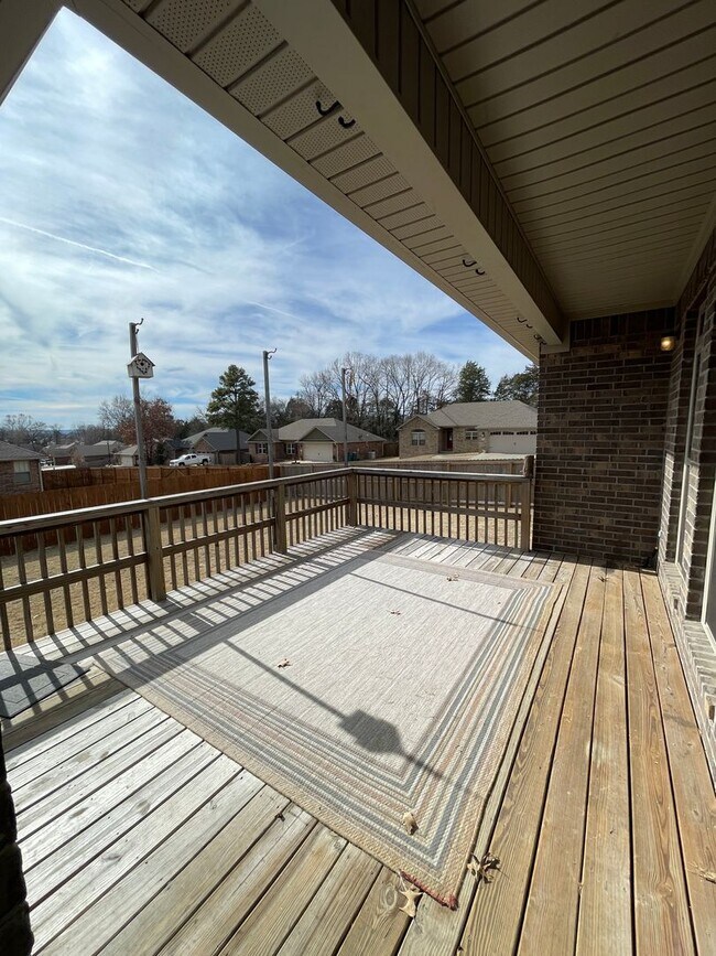 Building Photo - 202 Crestwood Ln