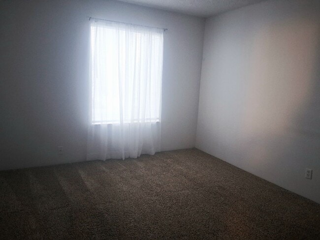 Building Photo - Downstairs Condo, Close to Downtown