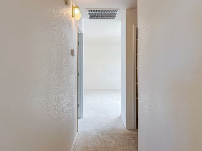 Building Photo - Spacious 3 Bedroom 2 Bath Home on Corner L...