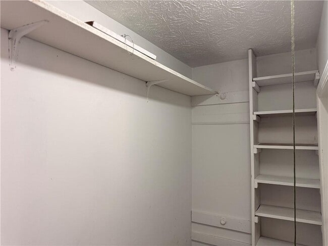 Building Photo - 1424 Shadowbrook Dr