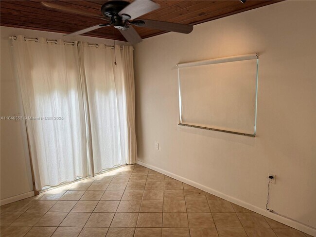 Building Photo - 612 SW 11th Ct