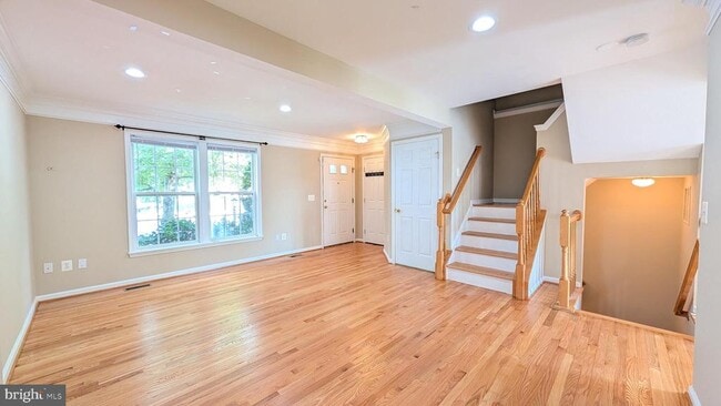 Building Photo - 211 Shirley Square SE