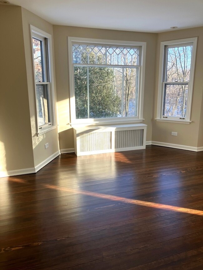 Building Photo - 544 Ravine Ave