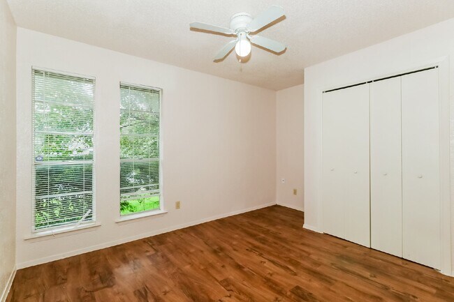 Building Photo - 323 W William Cannon Dr