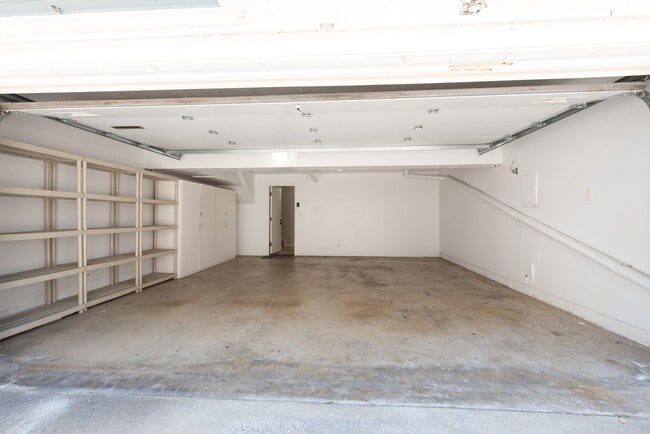 Building Photo - Updated private 2 bedroom/2.5 townhouse in...