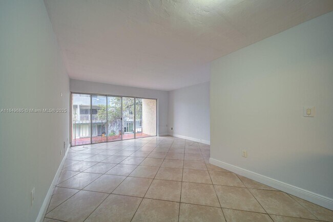Building Photo - 9371 Fontainebleau Blvd