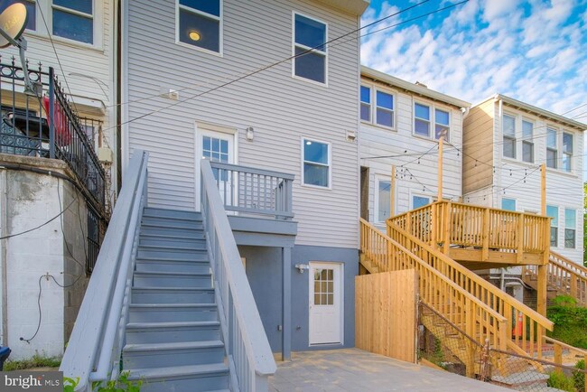 Building Photo - 704 Ingraham St NW