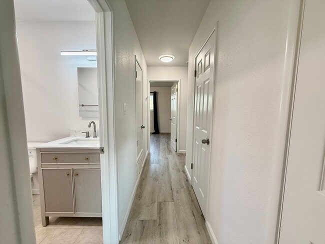 Building Photo - 1725 Albion Pl