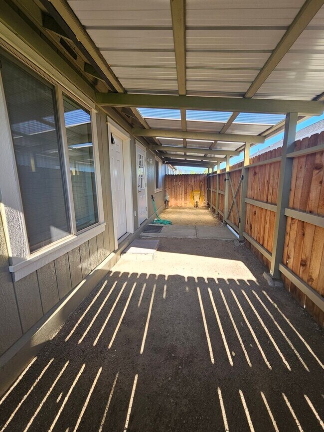 Building Photo - 171 Mellecker Way