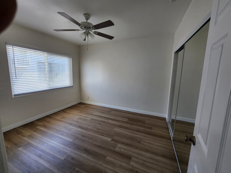 Building Photo - 4767 San Vicente Blvd