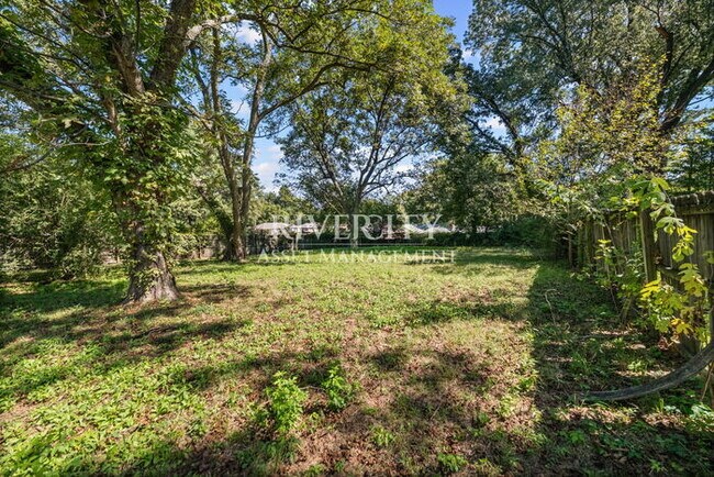 Building Photo - A MUST SEE, AMPLE SPACE HERE AND VERY MODE...
