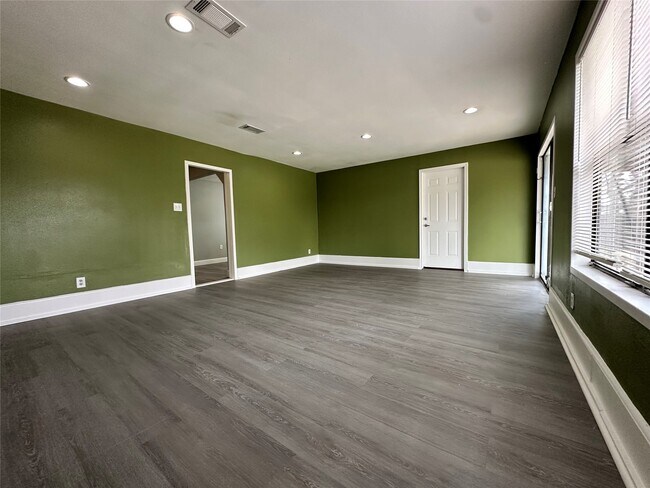 Building Photo - 335 Bayou Dr