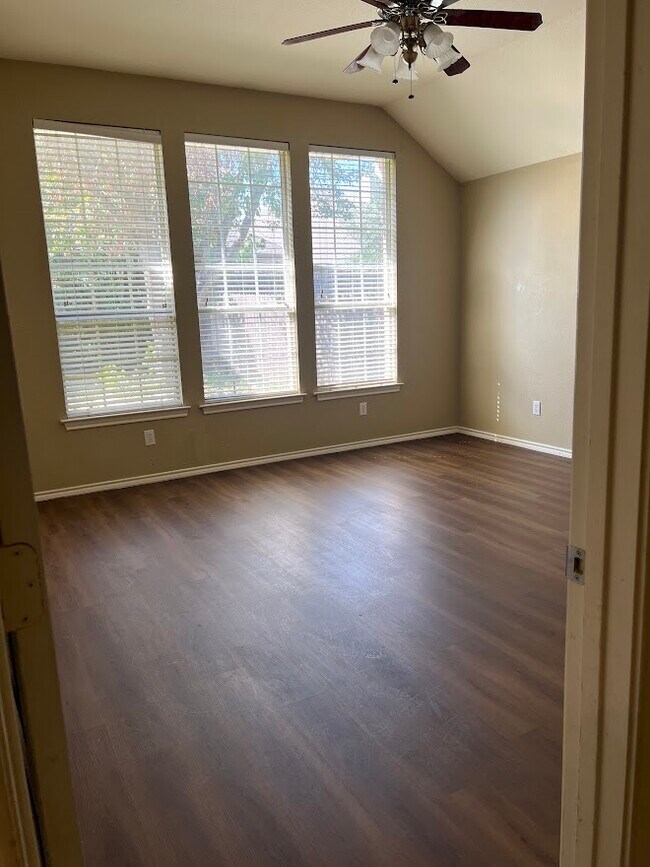 Building Photo - 1400 Lyra Ln