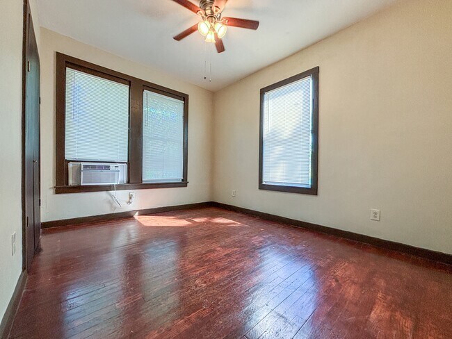 Building Photo - 124 S Krueger Ave