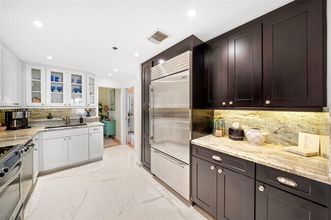 Building Photo - 2332 Fisher Island Dr