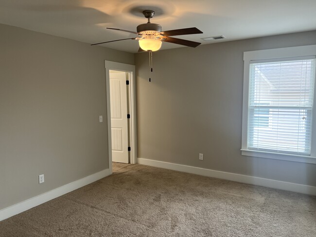 Building Photo - 5849 Longview Ln