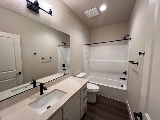 Building Photo - *NEW! 2/2.5/2Townhome in Gardnerville*