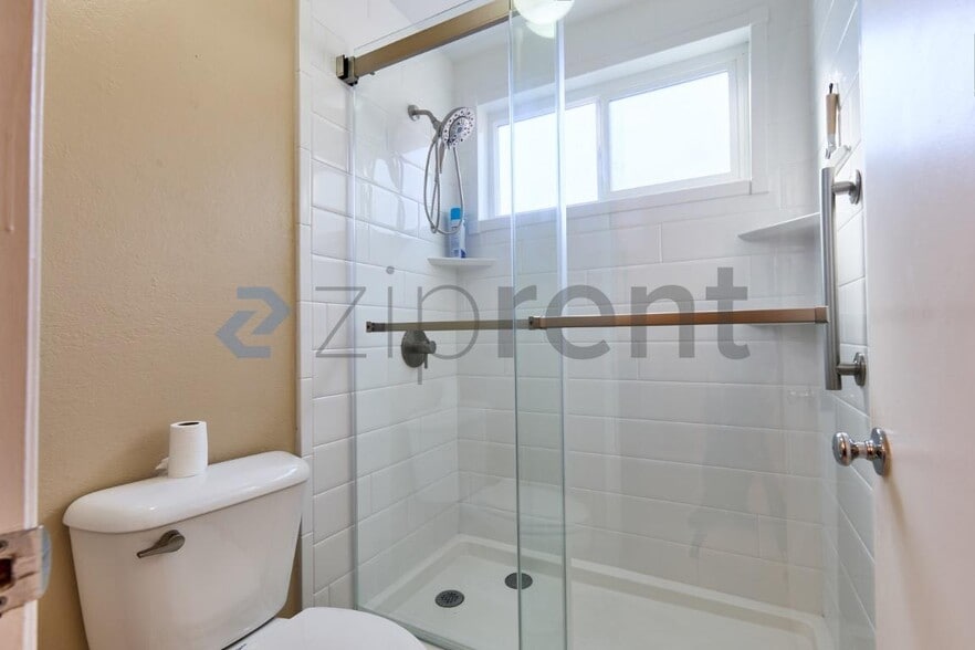 Building Photo - 1010 W MacArthur Blvd