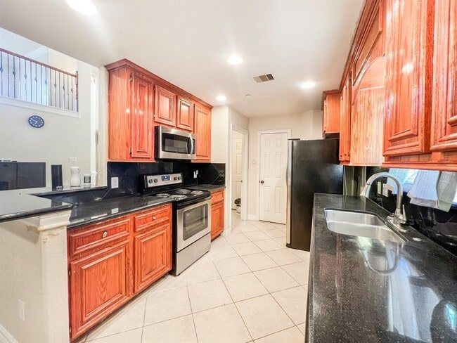 Building Photo - 5715 Ladonia St