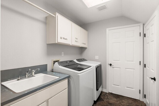 Building Photo - Welcome to your dream home in the picturesque Westridge neighborhood
