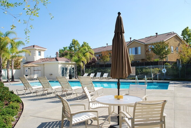 Building Photo - BEAUTIFUL BRIDGES END TOWNHSE, NEAR PARKS, GOLF COURSE, COYOTE CREEK ELEMENTARY !