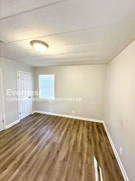 Building Photo - 525 Landers St