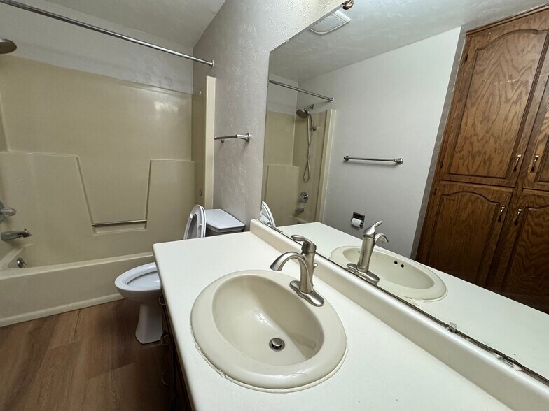 Building Photo - 2412 E Ridge Ter