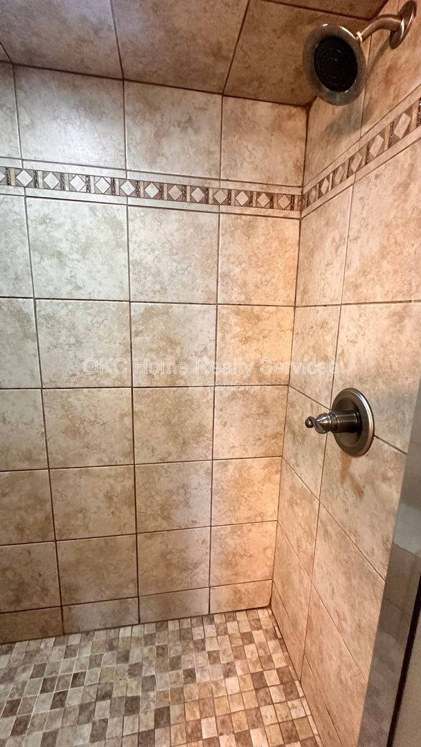 Building Photo - 17316 Valley Crst