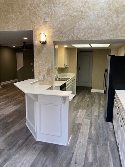 Building Photo - 7450 Holly Hill Dr