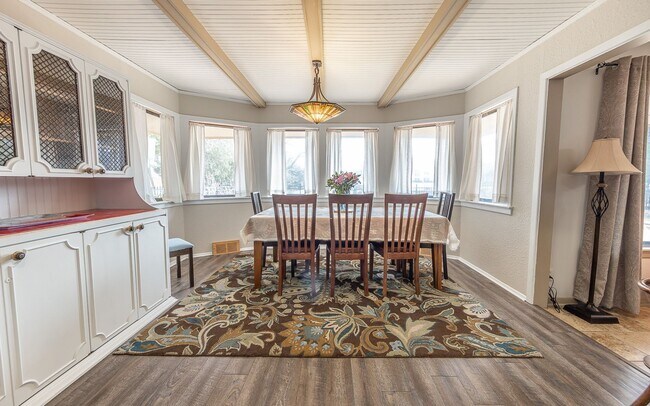 Building Photo - Stunning 4 Bed 3 Bath with a Pool!