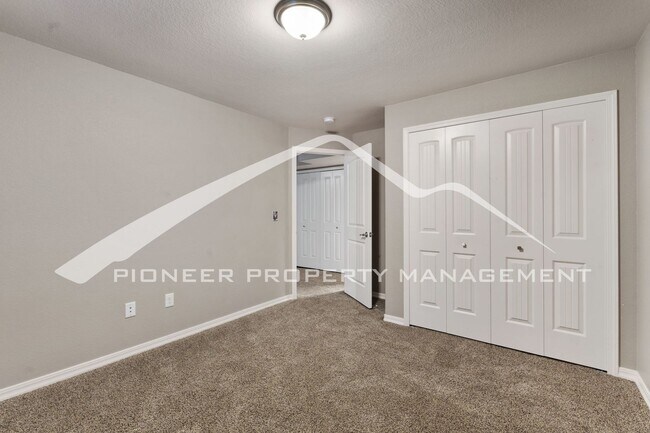 Building Photo - Stylish Townhouse 2bed / 2bath, 2 car garage and AC in Gated Community Near Powers Corridor