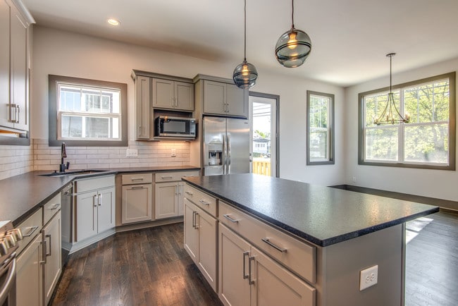 Building Photo - 2100 15th Ave N