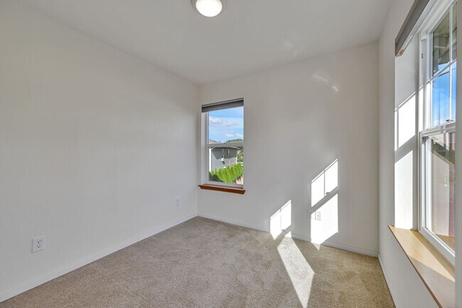 Building Photo - 4 BED & 2.5 SINGLE FAMILY HOUSE FOR RENT