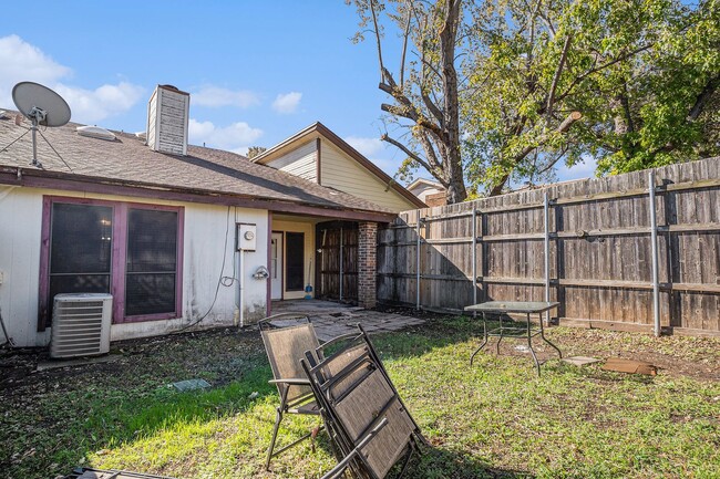 Building Photo - This charming 2-bedroom, 2-bathroom duplex...