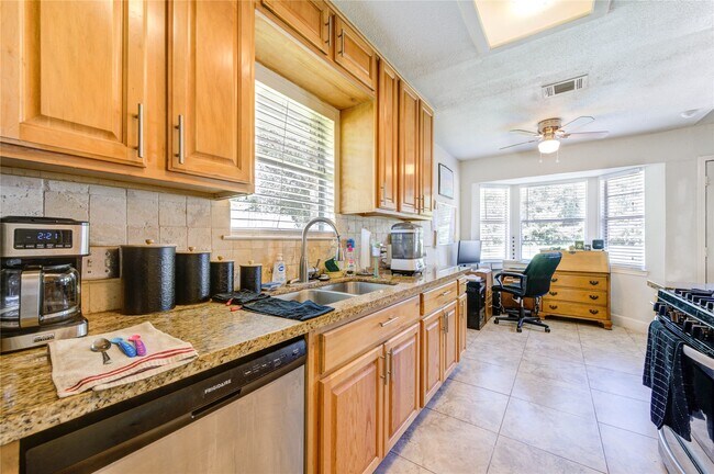 Building Photo - 24522 Glen Loch Dr