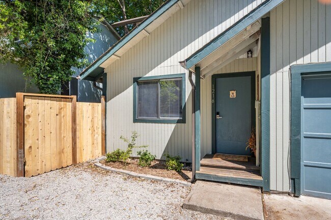 Building Photo - Westside 2BD Duplex