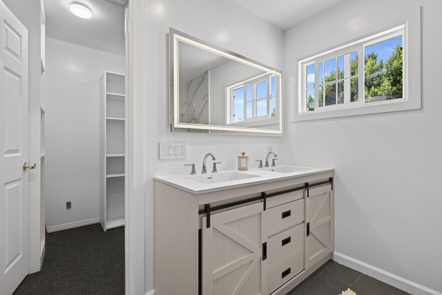 Building Photo - 14243 Community St