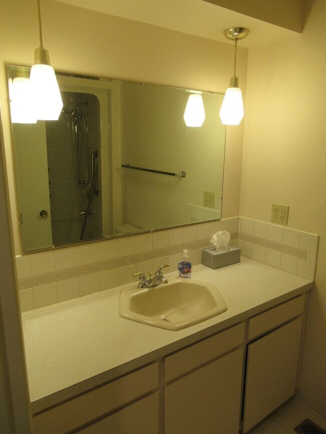 Building Photo - Great Three Bedroom Close South Salem