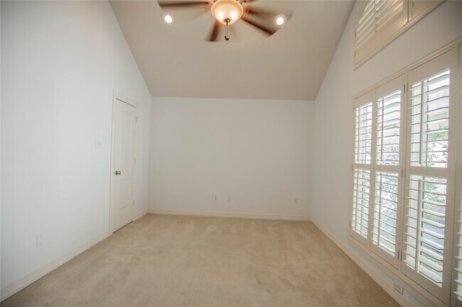 Building Photo - 1627 Fall Valley Dr