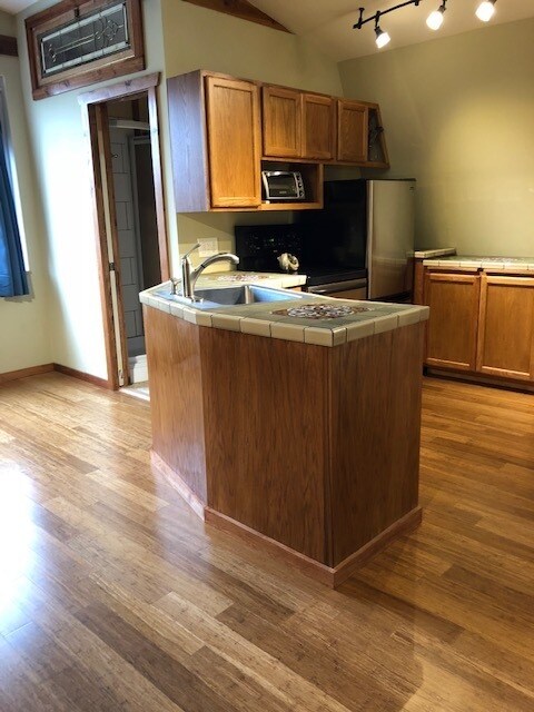 Building Photo - 1245 Englewood Dr