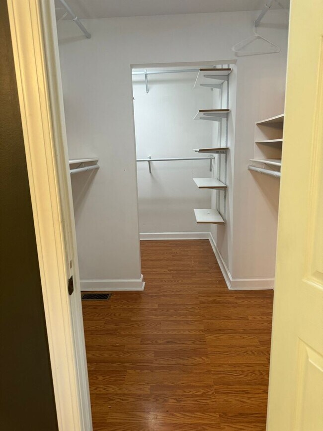 Building Photo - 3/4 Bedroom Single Family Home right off M...