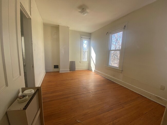 Spacious bedrooms - 921 E 7th St